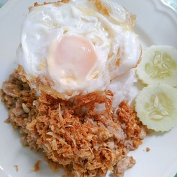 ข้าวหมูสับกระเทียมไข่ดาว