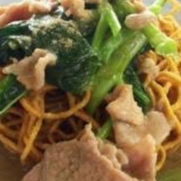 ราดหน้าบะหมี่กรอบหมูนุ่ม