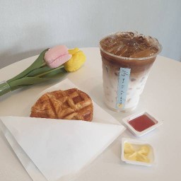 Fly Me To The Moon Cafe & Studio ลาดพร้าว 41 แยก 16