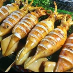 น้องน้ำอ้อยปลาหมึกย่าง    น้ำจิ้มรสเด็ด