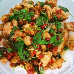 ผัดกะเพราไก่พริกแห้งราดข้าว ใส่ถั่วได้หากต้องการ