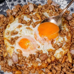 หมูสับทอดกระเทียมไข่ดาวราดข้าว