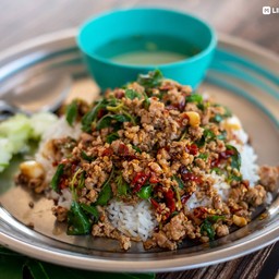 ผัดกระเพราหมูสับราดข้าว