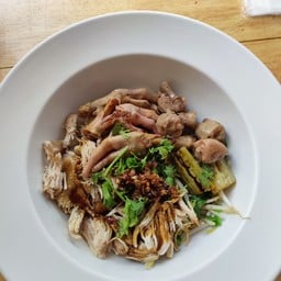 ข้าวซอยบอลเบญ ก๋วยเตี๋ยวไก่ตุ๋นน้ำข้น จันทน์29