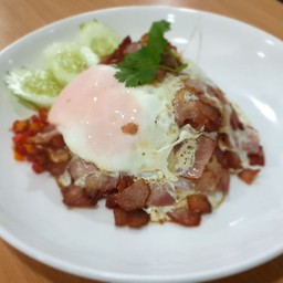 ข้าวไข่ดาวทรงเครื่องเบค่อนกรอบ