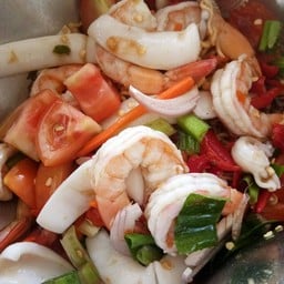 ยำมาม่าทะเลไข่แดง