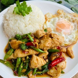 ข้าวกระเพราไก่ไข่ดาว