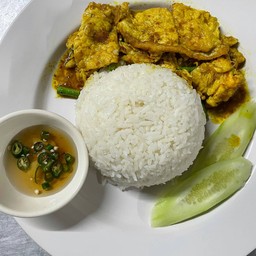 ข้าวราดไข่เจียวผัดเครื่องแกง