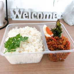 ข้าวหน้าปลาดุกฟูพริกขิงDelivery = 95