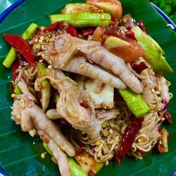 ตำมาม่าตีนไก่