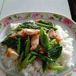 คะน้าหมูกรอบ