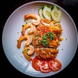 ข้าวผัดกุ้งไก่กรอบ