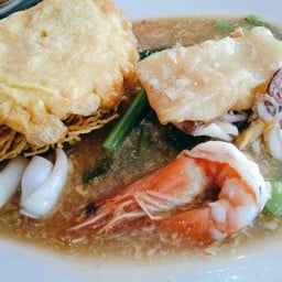 บะหมี่กรอบห่อไข่ราดหน้าทะเล