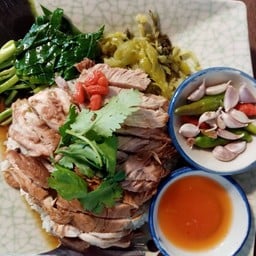 ขาหมูเห็ดหอมตี๋น้อย