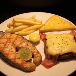 ปลาแซลมอนย่าง + หมูเบคอนชีส