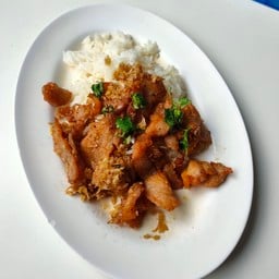 หมูทอดกระเทียมราดข้าว
