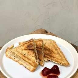 ขนมปังปิ้งไส้แยมสตรอเบอร์รี่