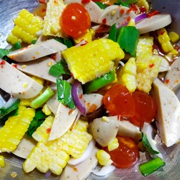 ยำข้าวโพดหมูยอไข่แดงเค็ม