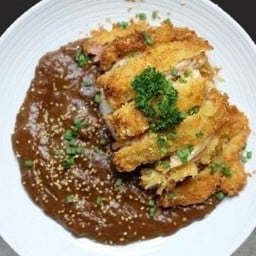 ข้าวหน้าแกงกะหรี่ไก่กรอบ