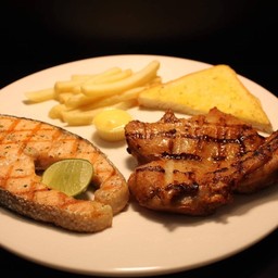 ปลาแซลมอนย่าง + ไก่สไปซี่