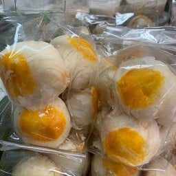 ขนมเปี๊ยะไส้ถั่วไข่เค็ม