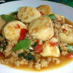 ผัดกะเพราเต้าหู้ไข่ทอดกับข้าว