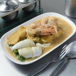 เส้นใหญ่ห่อไข่ราดหน้าทะเล