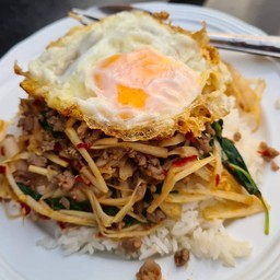 บี กะเพราลึกลับหลังโรงพัก