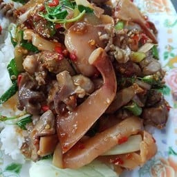 ข้าวกะเพราปลาหมึกกรอบ