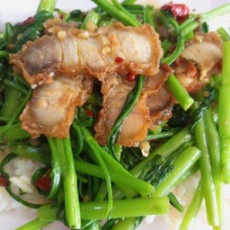 ผัดผักบุ้งหมูกรอบ