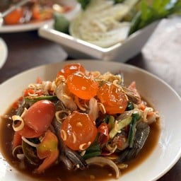 ยำไข่แดงเค็มกุ้งสด