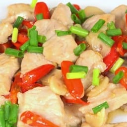 หมูทอดกระเทียมพริกสด ราดข้าว