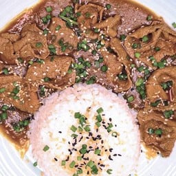 ข้าวหน้าแกงกะหรี่เนื้อ