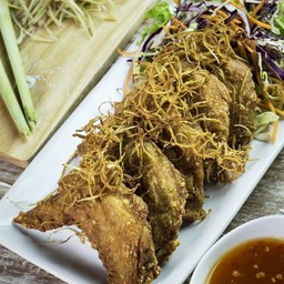 ปีกไก่ทอดตะไคร้ (Deep-fried chicken wings with lemongrass)