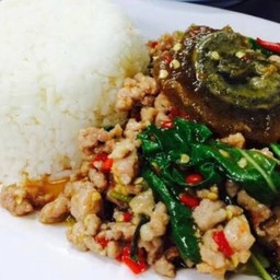 กะเพราไข่เยี่ยวม้าราดข้าว