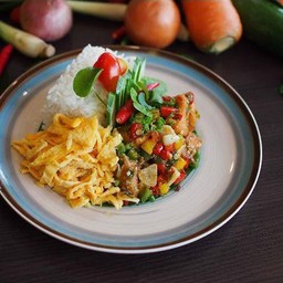 ข้าวปลาแซลมอนคั่วพริกเกลือ+ไข่เส้น