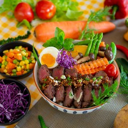 ข้าวหน้าสเต๊กเนื้อสันในไข่ยางมะตูม