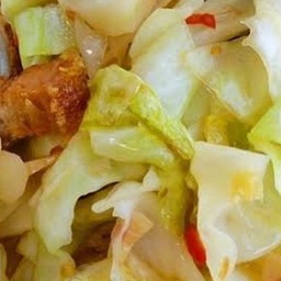 ผัดกะหล่ำปลีราดข้าว