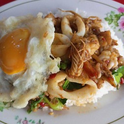 ผัดฉ่าทะเลไข่ดาว