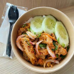 ข้าวยำไก่พ่นไฟ วัดเลา