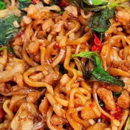 มาม่าผัดกระเพราหมูสับ