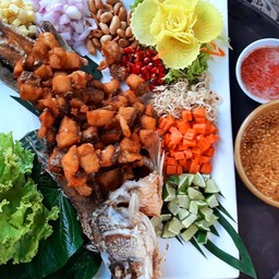 ปลากะพงทอดเมี่ยงปลา