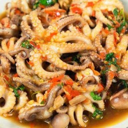 กระเพราปลาหมึกราดข้าว+ต้มจืดสาหร่ายหมูเด้ง (ชุดเล็ก)