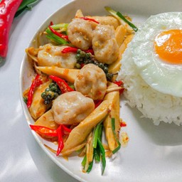 ผัดฉ่าลูกชิ้นปลากราย ราดข้าว