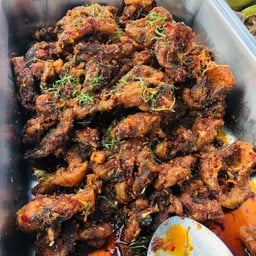 ปลาดุกทอดกรอบผัดพริกแกง