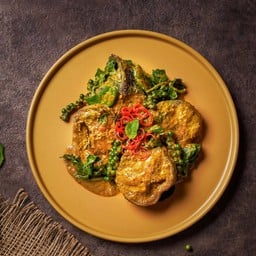 ผัดเผ็ดปลาดุกใบยี่หร่า