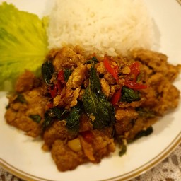 ข้าวไข่เจียวหมูสับผัดกะเพรา