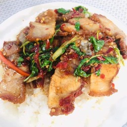 กระเพราหมูกรอบราดข้าว