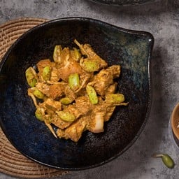 ผัดพริกแกงหมูสามชั้นหน่อเหลียง