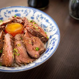 ข้าวหน้าเนื้อสันในย่างกับไข่ดองโชยุ